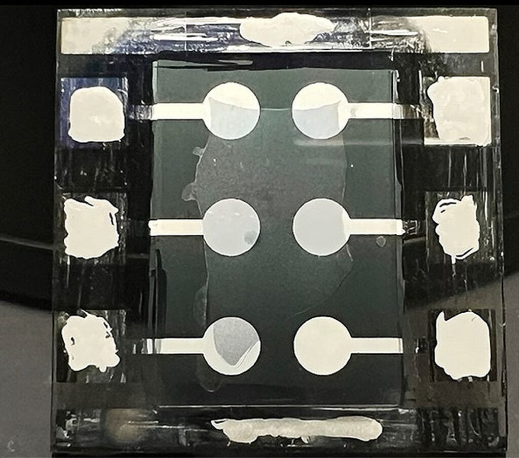 Ricercatori di Hong Kong sviluppano una cella solare a perovskite ad architettura invertita con un’efficienza del 25,6%