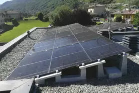 A sail-shaped mounting system for space-constrained flat roofs