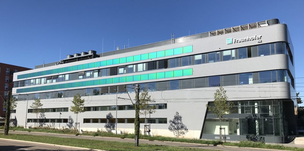 Fraunhofer ISE integriert grüne Photovoltaik-Module in eigene Gebäudefassade