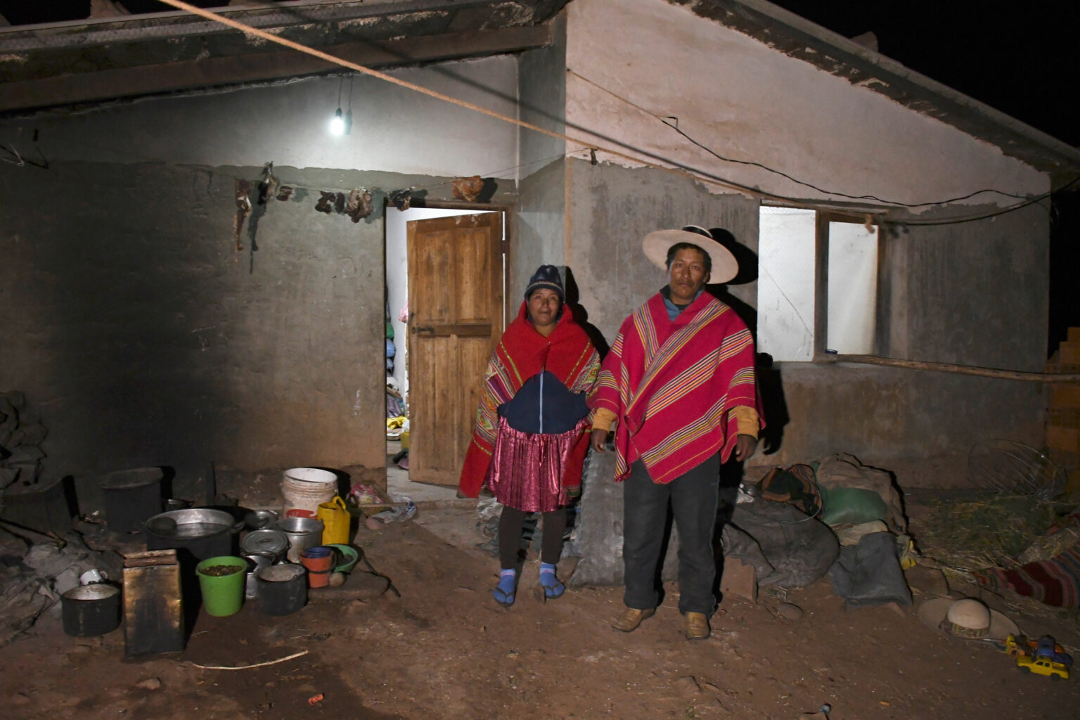Bolivia lleva electricidad con fotovoltaica a 32.379 hogares mediante el Programa de Electrificación Rural II