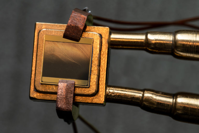 MIT, NREL researchers develop 40%-efficient thermophotovoltaic cell for grid-scale thermal batteries