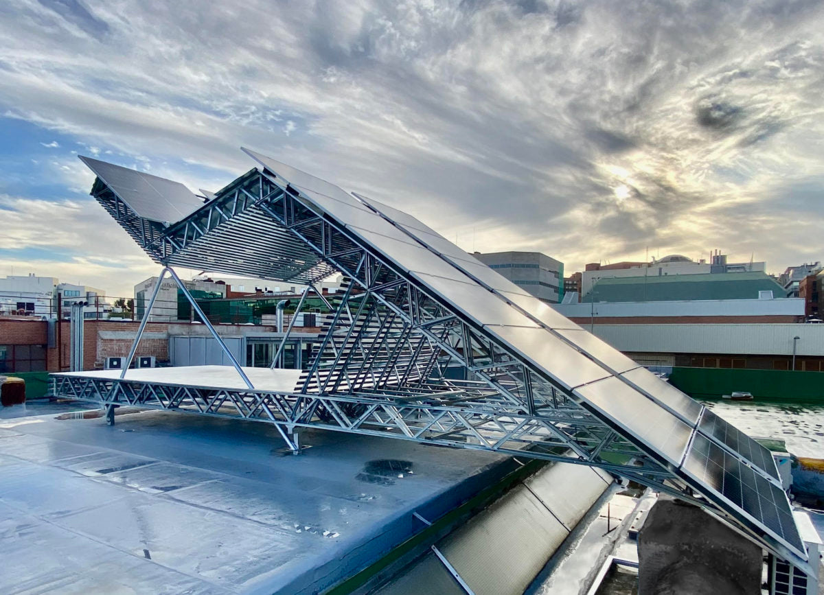 Reversible photovoltaic shade under the Madrid sky