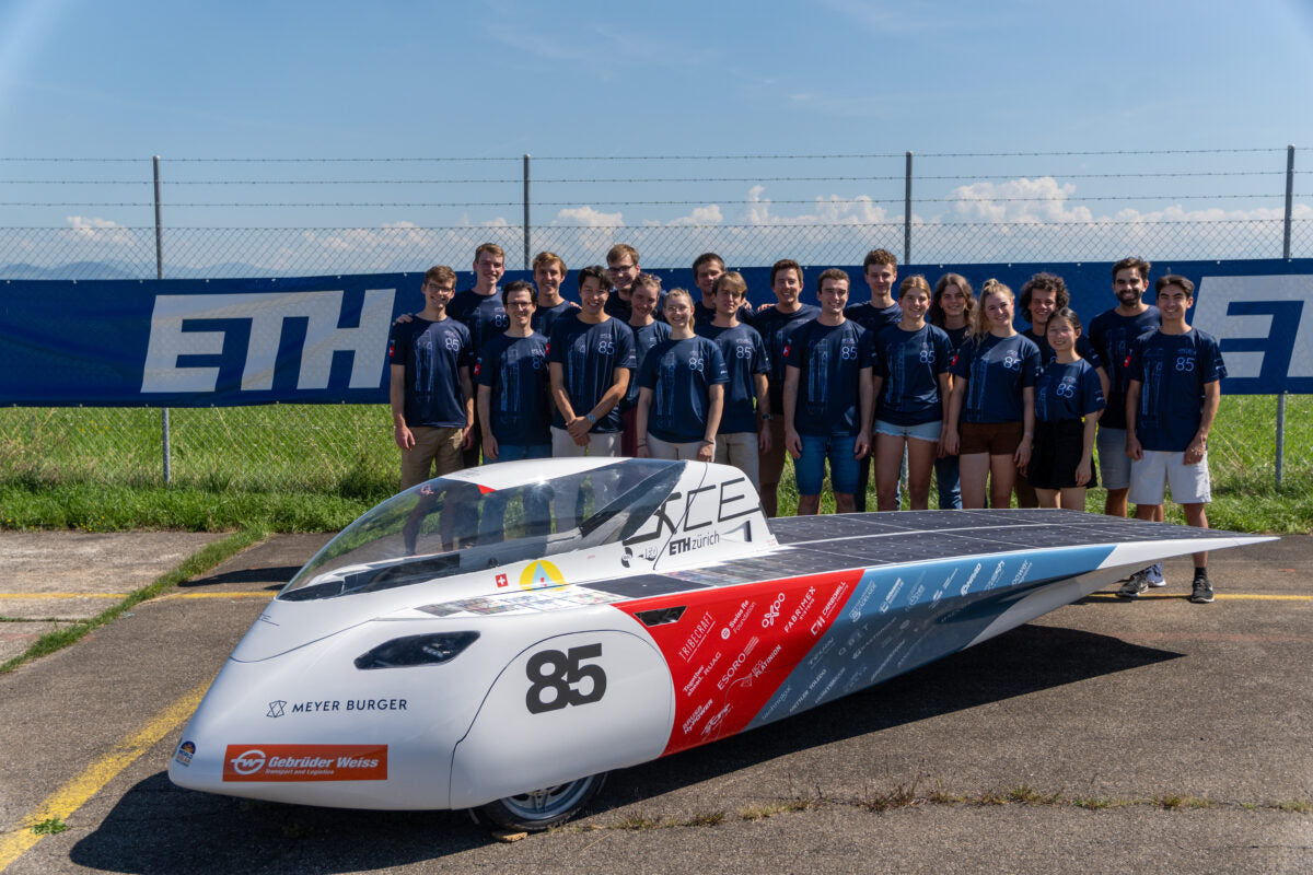 Une course automobile de 3000 km réservée aux véhicules 100 % solaires