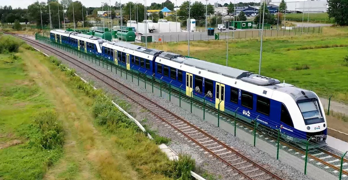 Píldoras solares de la semana: trenes alemanes impulsados a hidrógeno, barcos eléctricos y una financiación récord en Chile