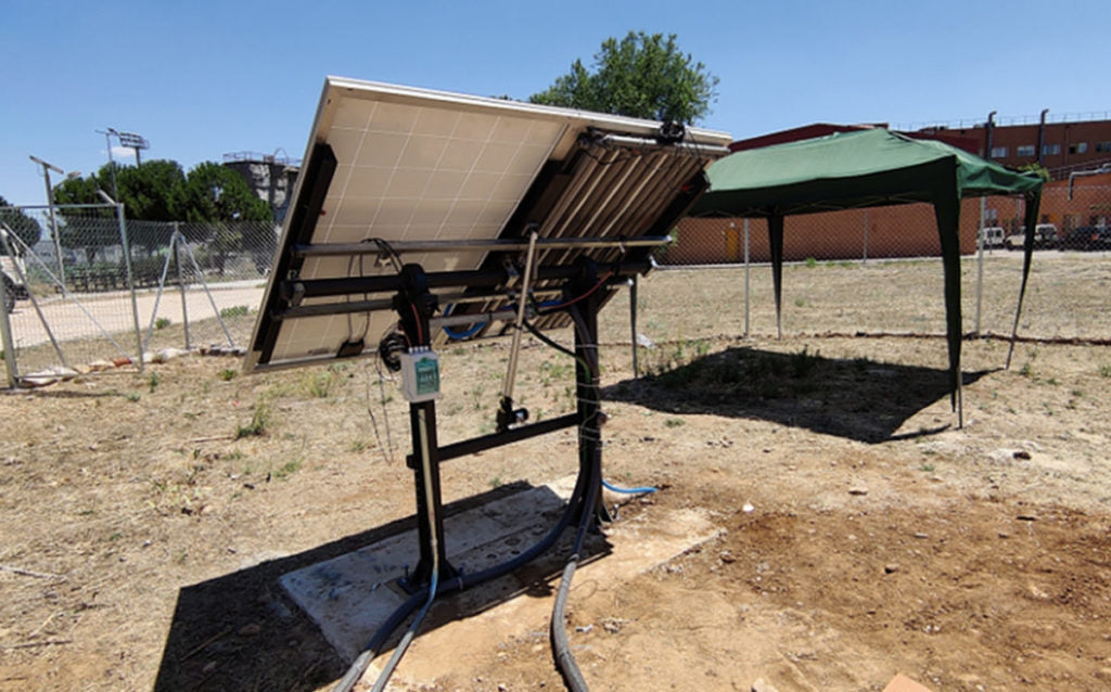 Intercambiador de calor subterráneo para refrigerar paneles solares
