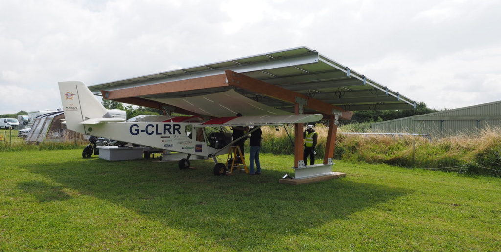 Europas erste solarbetriebene Ladestation für Elektroflugzeuge eröffnet