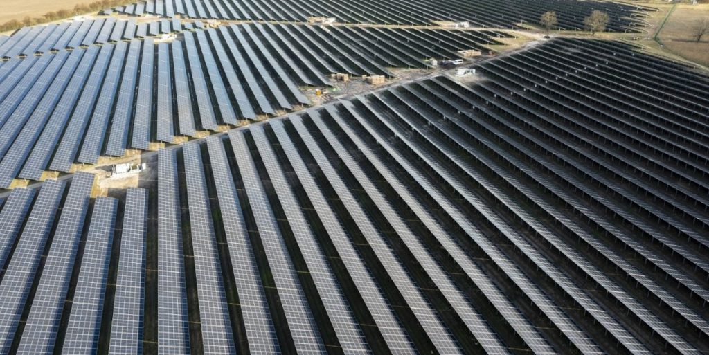 EnBW nimmt zwei förderfreie Solarparks mit je 150 Megawatt Leistung in Betrieb