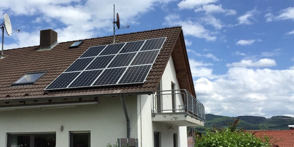 Haushalte nehmen Versorger kaum als kompetente Ansprechpartner für Photovoltaik und Speicher wahr