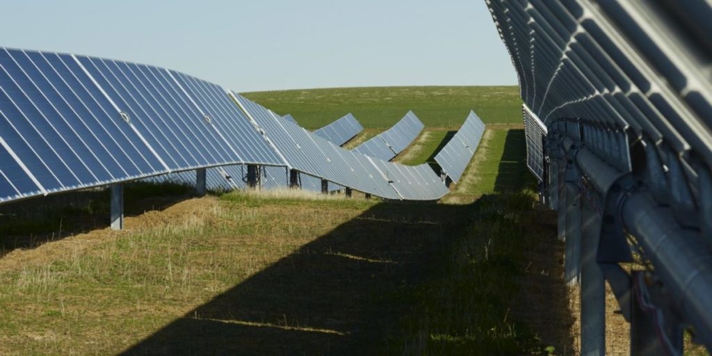 Nextracker stellt neuen Tracker für Photovoltaik-Anlagen mit Hanglage vor