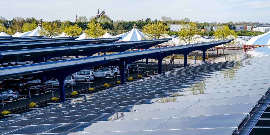 Disneyland Paris nimmt ersten Abschnitt seiner Photovoltaik-Parkplatzüberdachung in Betrieb