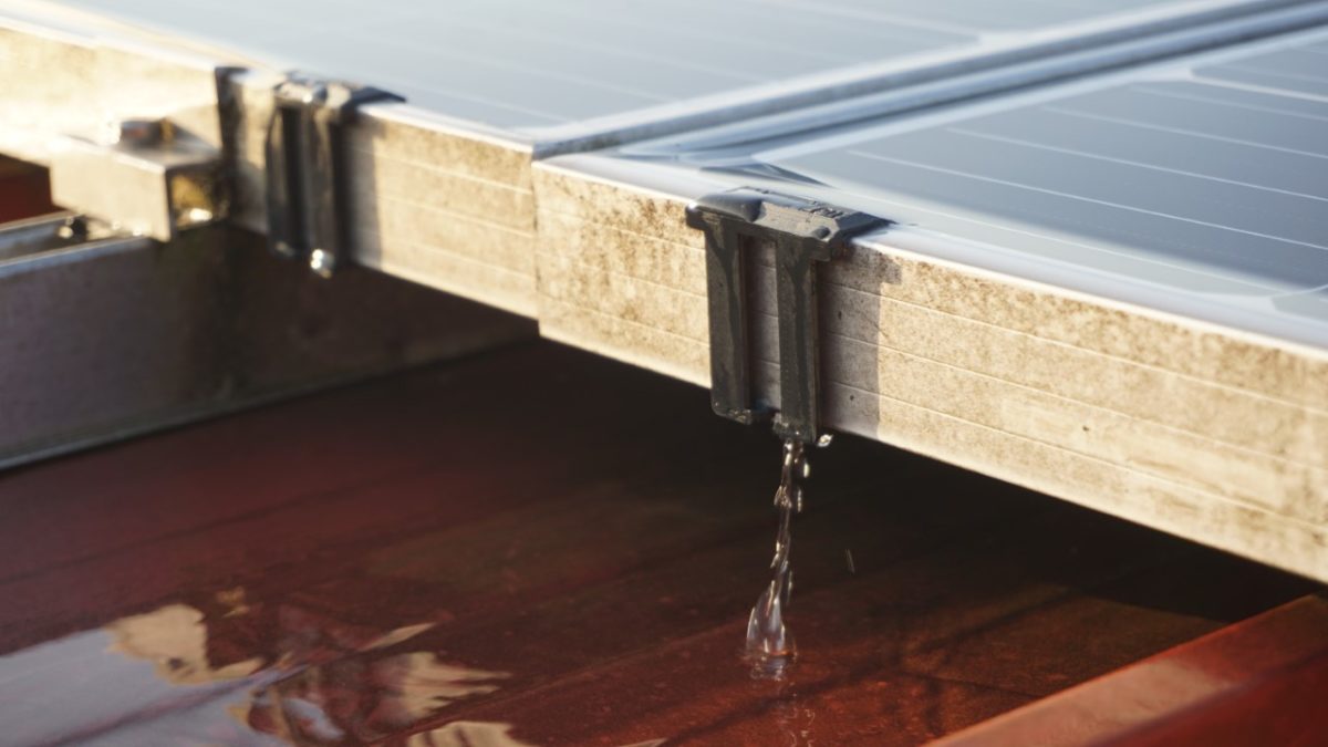 New water-draining device for rooftop PV systems