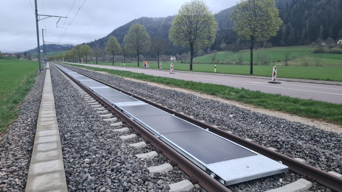 Swiss startup inaugurates removable PV plant on railway tracks