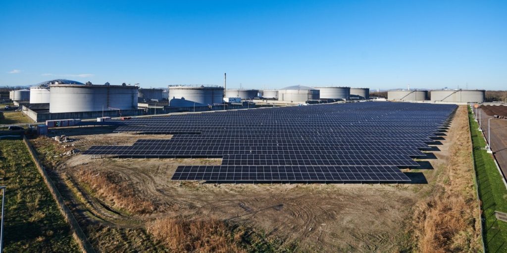 Mineralöl-Tanklager nutzt Sonnenstrom aus Solaranlage mit Trackern