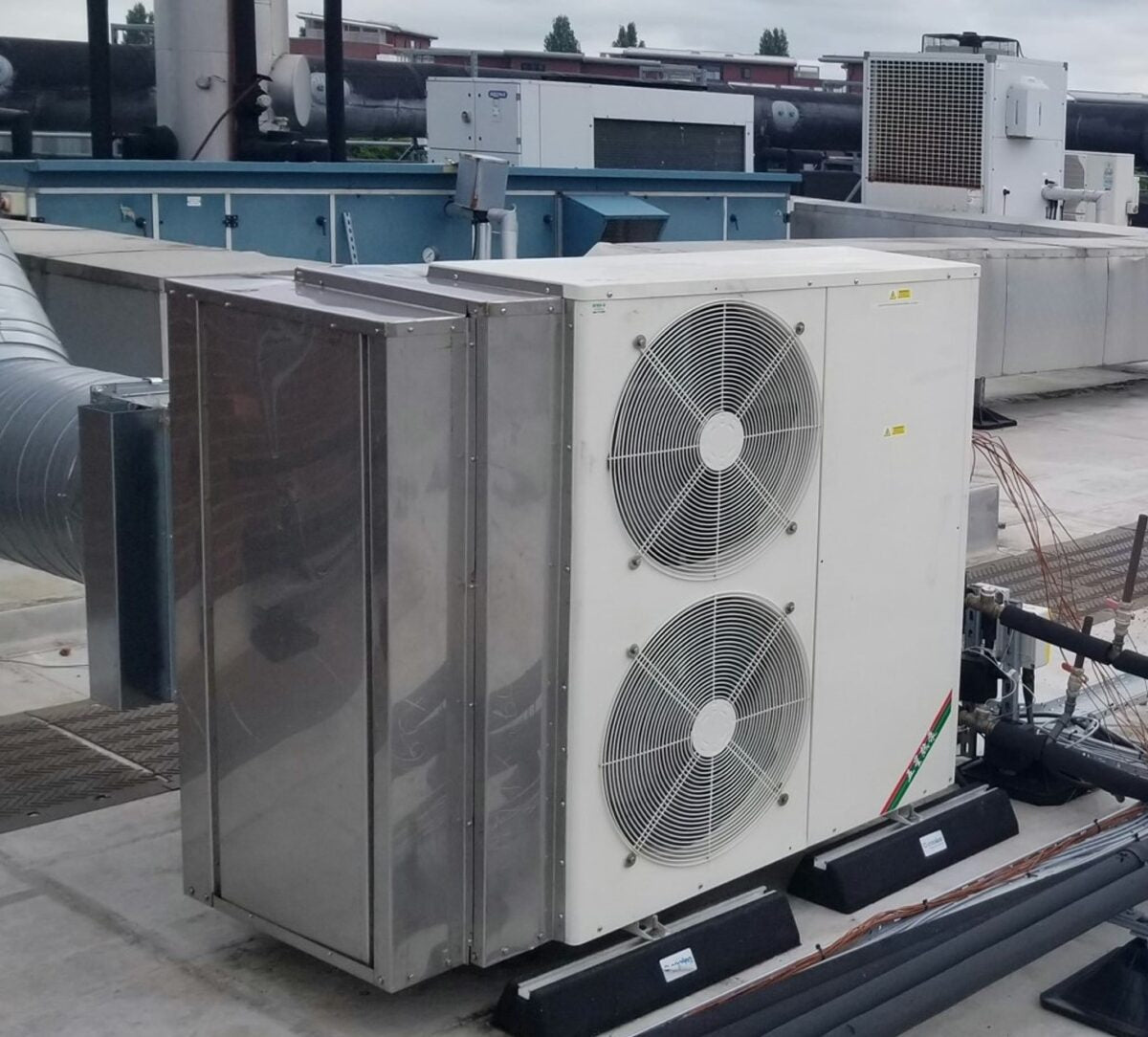 Dual source heat pump with high seasonal performance factors, near-zero defrosting costs
