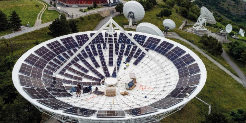 Axpo-Tochter CKW installiert Photovoltaik-Anlage in ausrangierter Satellitenschüssel