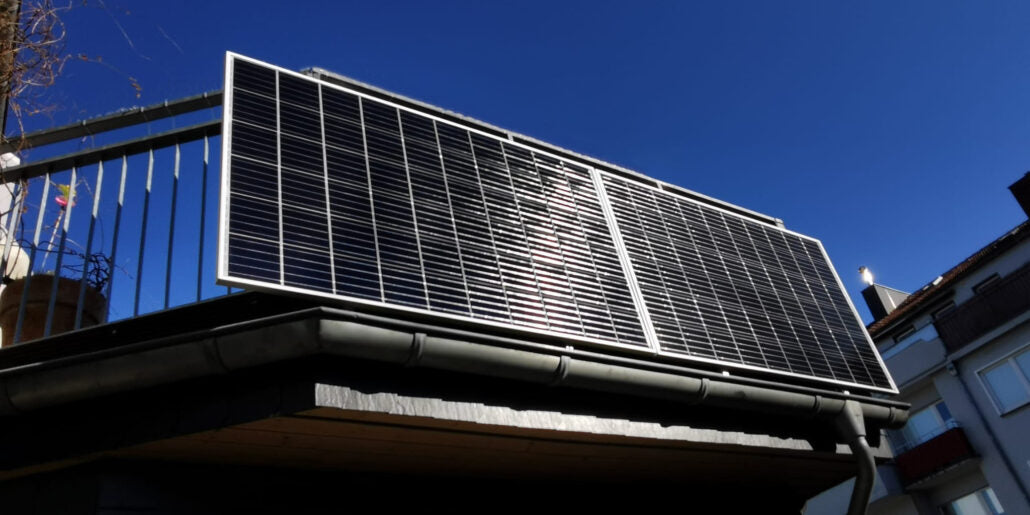 Green Akku bietet Photovoltaik-Balkonmodule mit Speicher an