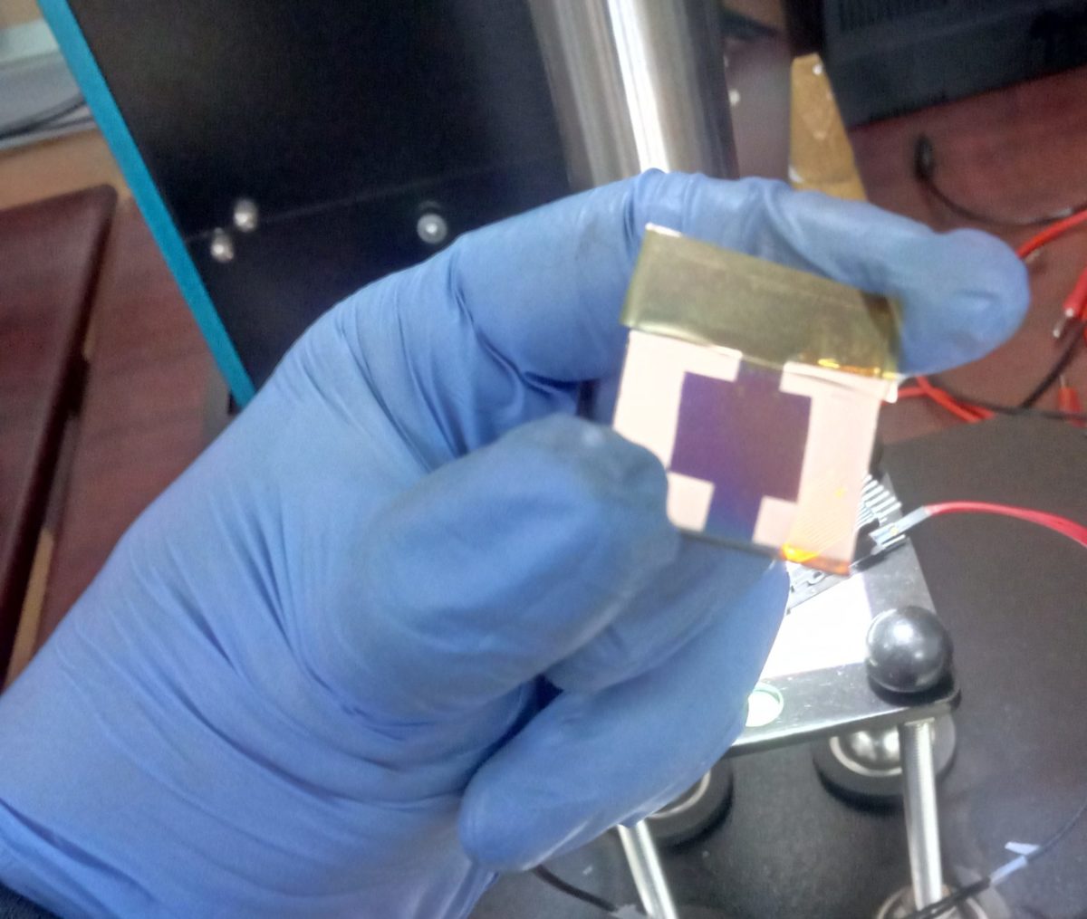 Four-terminal perovskite/silicon tandem solar cell with 15.5% efficiency