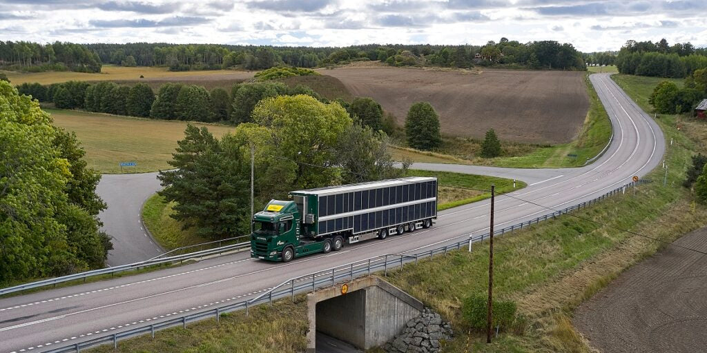 Scania testet Hybrid-Lkw mit 13,2 Kilowatt integrierter Photovoltaik