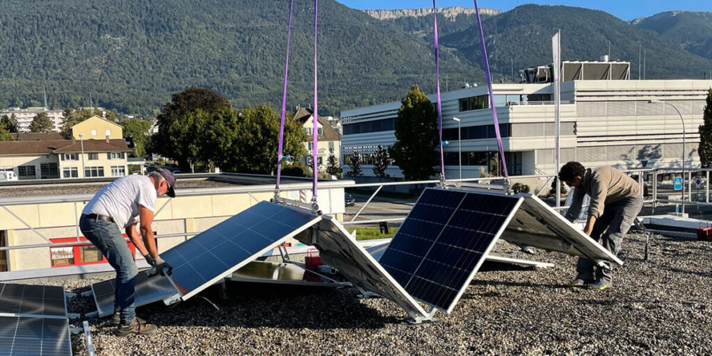 „SmartSolarBox 5.0“: Faltbare Photovoltaik-Anlagen für Flachdächer