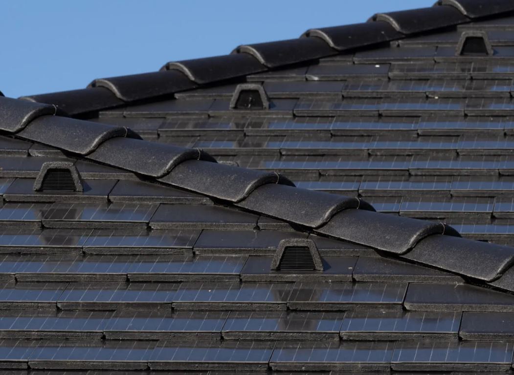 Une start-up hongroise lance une tuile solaire d’une puissance de 167 W par m²