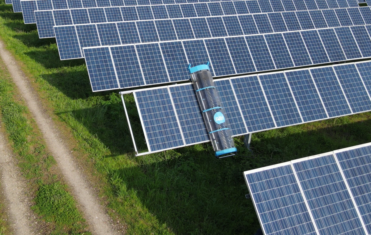 Hydraulic robotic cleaning solutions for ground-mounted solar plants