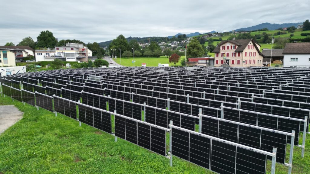 Una instalación fotovoltaica + BESS con módulos en vertical totalmente desmontable como uso intermedio del terreno