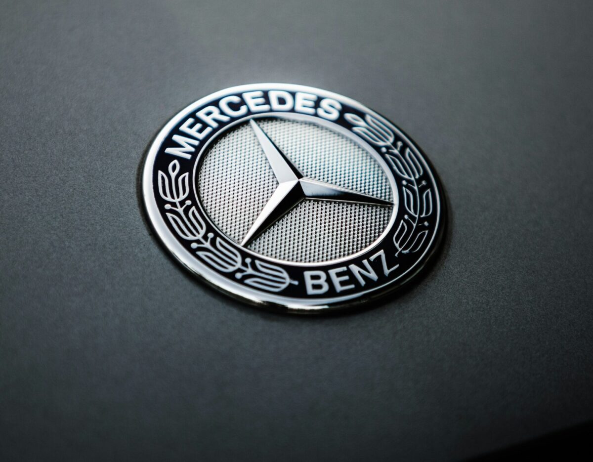 Mercedes-Benz testing new solar paint