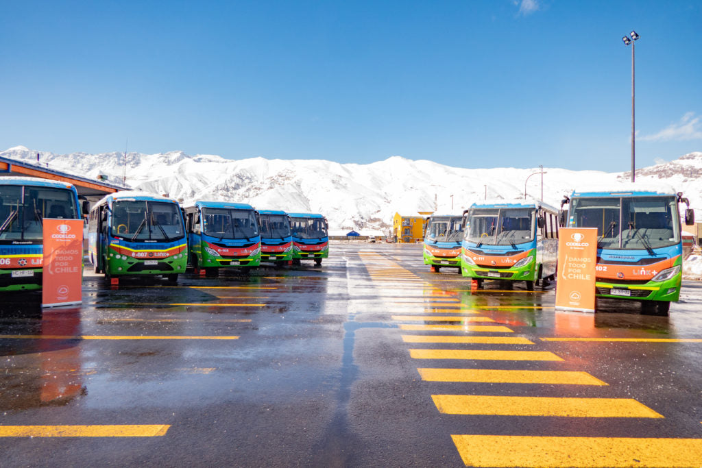 Codelco, la minera estatal chilena, pone en funcionamiento más de 150 autobuses eléctricos, muchos fabricados en el país
