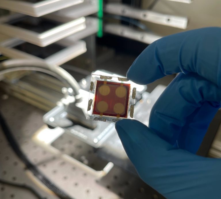 Un nuevo método acerca la durabilidad de las células solares de perovskita al silicio