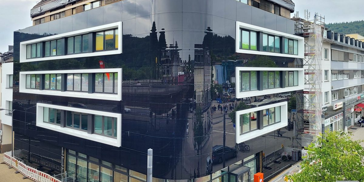 Solarfassade macht Marburger Ärztehaus vom Schandfleck zum Schmuckstück