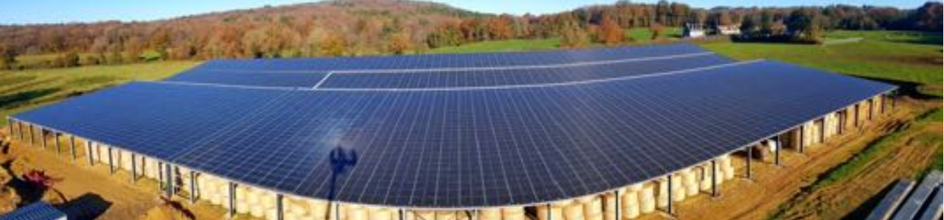 Émeraude Solaire met en service deux centrales solaires en toiture en AC en Bretagne