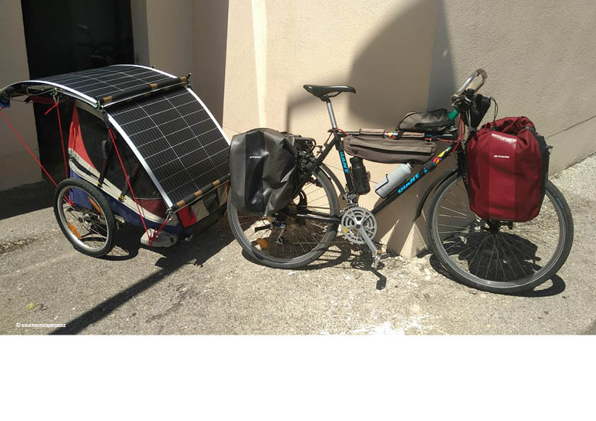 Une association de cyclo-tourisme française développe une remorque de vélo électrique solaire