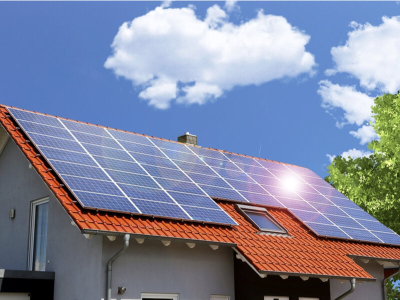 住宅用太陽光発電システムの搭載率は何％？ 戸建と集合住宅では大きな開き